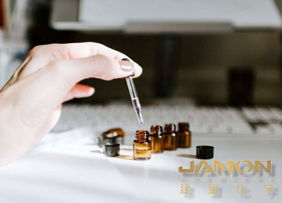  水性硅烷偶聯(lián)劑在橡膠領(lǐng)域的應(yīng)用越來越廣泛，特別是在橡膠與其他基材（如金屬、玻璃、塑料等）之間的粘結(jié)力改善方面，具有重要作用。橡膠作為一種重要的高分子材料，因其良好的彈性、耐磨性和抗老化性，廣泛應(yīng)用于汽車、建筑、電子等多個領(lǐng)域。